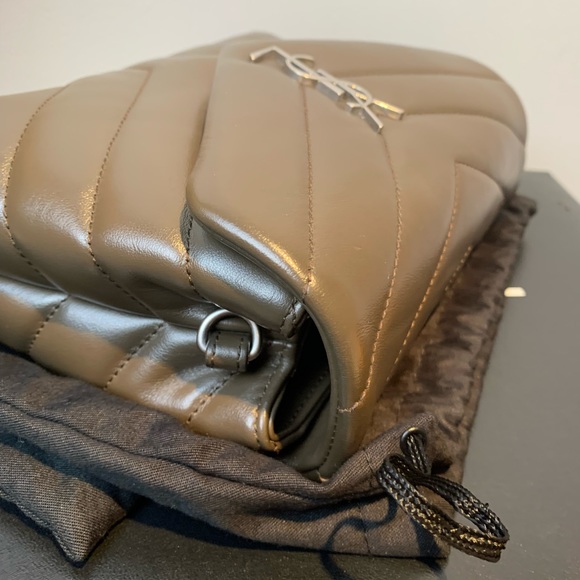 **SOLD** Yves Saint Laurent Toy LouLou Bag - Picture 3 of 9